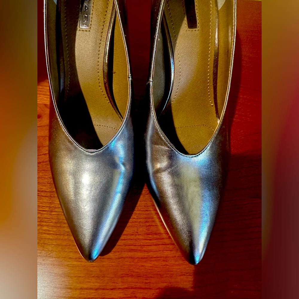 Tahari Gold pumps